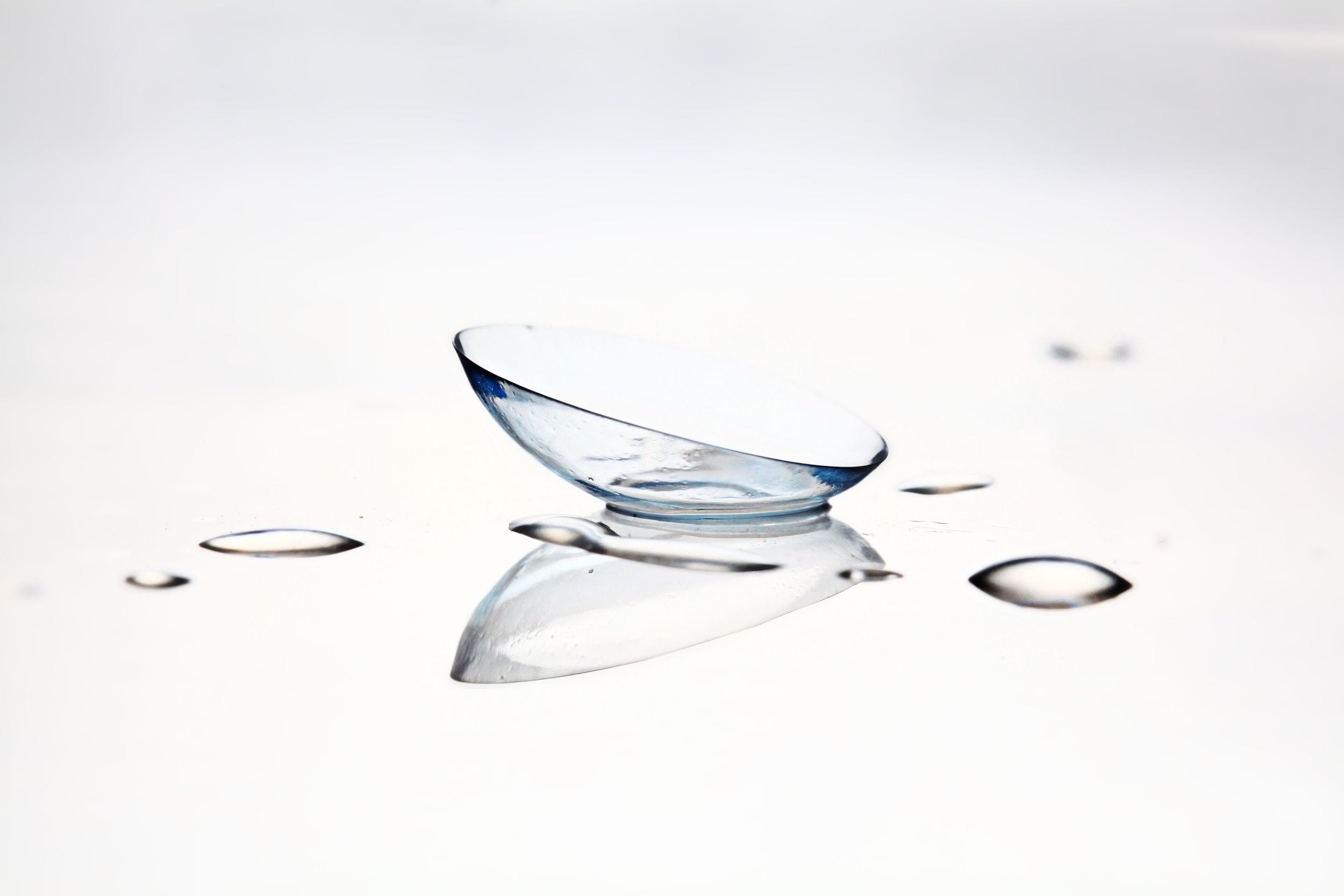Antireflex (AR)-Beschichtungen werden standardmäßig in modernen optischen Systemen für verschiedene optische Elemente verwendet. Ohne sie würden sich an jeder Grenzfläche die Intensität des transmittierten Lichtes und damit die Effizienz des gesamten Systems verringern.