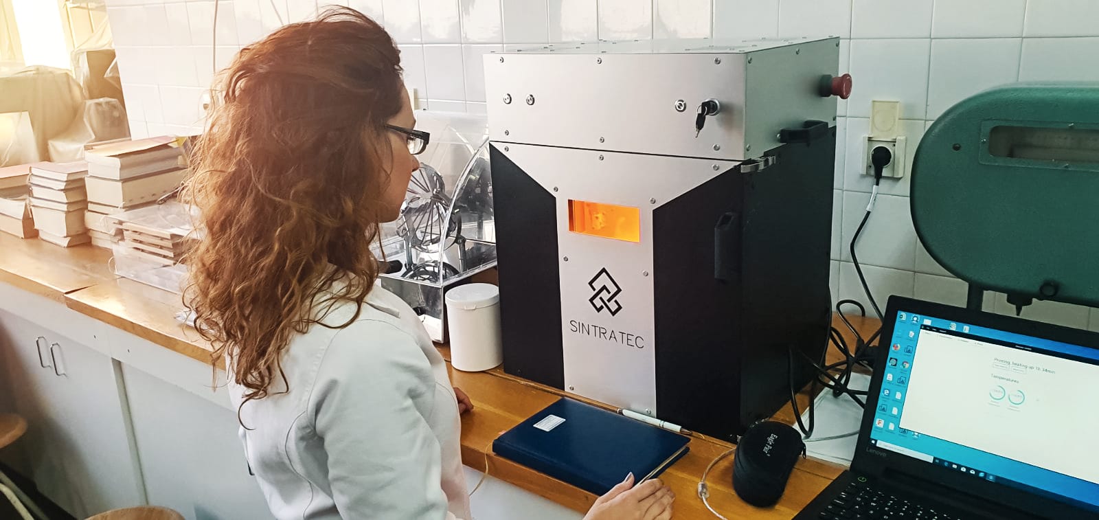 VERFÜGBARE 3D-DRUCKVERFAHREN EVALUIEREN Eine Begünstigte ist Marijana Madzarevic, Doktorandin im dritten Jahr in pharmazeutischer Technologie. „Wir sind stolz darauf, dass dies das erste und vorerst einzige 3D-Labor der Pharmazie in Serbien ist“, sagt sie. Im sogenannten „Pharm3D“ werden drei Typen von 3D-Druckern verwendet: Fused Deposition Modelling (FDM), Stereolithografie (SLA) und zuletzt mit der Anschaffung eines Sintratec Kits auch selektives Lasersintern (SLS). Marijana und ihr Team untersucht, inwieweit sich verschiedene pharmazeutische Hilfsstoffe für solche Additivtechnologien eignen. Das selektive Lasersintern weckte das Interesse der Wissenschaftler, da hier das Druckmaterial – im Gegensatz zu den anderen Verfahren – pulverbasiert ist, was für konventionelle Arzneimittel bereits üblich ist. DIE MÖGLICHKEITEN VON SLS ERKUNDEN Wie jede 3D-Druck-Technologie hat auch SLS spezifische Vor- und Nachteile im Pharmabereich. Einige Hilfsstoffe (z.B. Mannit oder Laktose) können nicht ohne weiteres zu einer stabilen Tablette gesintert werden. Deshalb konzentriert sich das Team von Marijana bei der Forschung auf verschiedene Initiatoren, die den Verfestigungsprozess unterstützen. „Wir wollen eine Vielzahl von sicheren, pharmazeutisch hochwertigen Substanzen untersuchen, die bei der Verfestigung von bekannten, verfügbaren Inhaltsstoffen helfen und leicht eine Tablette mit gezielter Wirkstofffreisetzung resp. Auflösungsdauer (schnell, langsam, pulsierend) bilden, je nach den Bedürfnissen der Patienten.“ Laut Marijana könnte diese Personalisierung von pharmazeutischen Produkten mittels additiver Prozesse in Zukunft zur Norm werden. GROSSES POTENZIAL FÜR DIE ZUKUNFT „Mit dem Sintratec Kit können wir die Mischung in den Druckbehälter geben, auf Drucken klicken und eine Tablette erhalten – es ist keine weitere Kompression erforderlich“, erklärt Marijana. Dieser Aspekt macht die Technologie besonders interessant, da eine Kompression tendenziell einschränkend wirkt. Ersetzt durch diese additive Methode eröffnet sich eine ganze Reihe neuer Möglichkeiten, die von komplizierten geometrischen Formen bis hin zu individuellen Dosierungsanordnungen reichen. Das enorme Potenzial von SLS in diesem Bereich ist offensichtlich. Für Apotheker haben jedoch die Patienten und ihr Wohlbefinden die grössere Priorität. Marijana betont, dass Pro und Contras solcher Verfahren vor jeder Implementierung sorgfältig untersucht werden müssen. Sie bleibt aber zuversichtlich: „Wir wollen die Nachteile überwinden und die Vorteile des selektiven Lasersinterns in der Pharmazie maximieren.“ BILDUNGSWERT NEUER TECHNOLOGIEN Vielleicht noch wichtiger als die Forschung ist die Bildungsseite. „Wir sind stolz darauf, dass wir den Studenten 3D-Drucktechnologien in der Praxis zeigen können und nicht nur darüber reden“, sagt Marijana. Die Fakultät verfügt über ein sehr aktives Zentrum, das die wissenschaftliche Forschung ihrer Studierenden unterstützt und es ihnen ermöglicht, additive Technologien in die Arbeit einzubeziehen. Für eine Bildungseinrichtung wie die Universität Belgrad ist es von entscheidender Bedeutung, mit den neuesten Technologie- und Digitalisierungstrends Schritt zu halten. Marijana hofft, dass mit einem wachsenden Labor alle künftigen Generationen von Apothekern die Möglichkeit haben werden, 3D-Modelle zu erstellen und zu drucken. Sie fasst zusammen: „Gemeinsam können wir die Zukunft der Pharmazie neugestalten!“ Quelle: sintratec.com