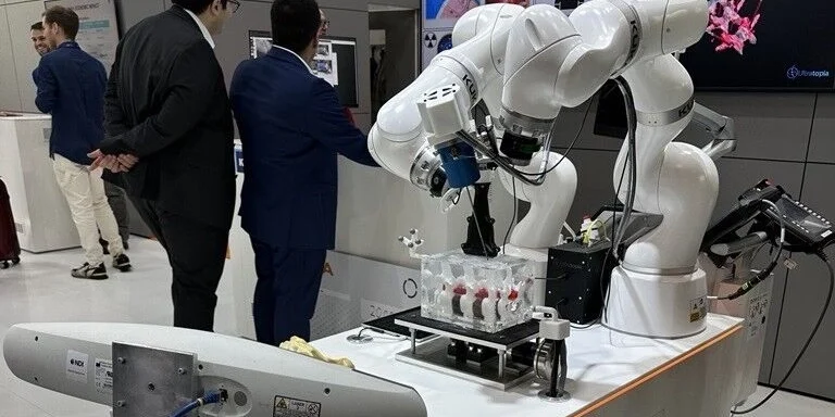 Bild des Roboterarms auf der Messe.