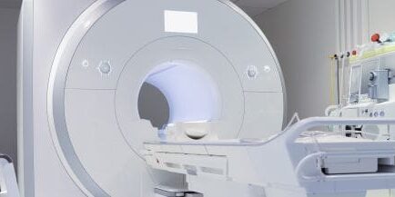 Nuclear magnetic resonance imaging laboratory with high technology contemporary equipment Bild eines weißen MRT