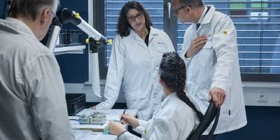 CCO Manuela Münch informiert über die Elektronikfertigung bei SONOTEC